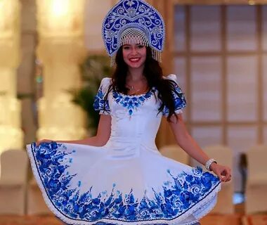 Девушка в платье в стиле гжель