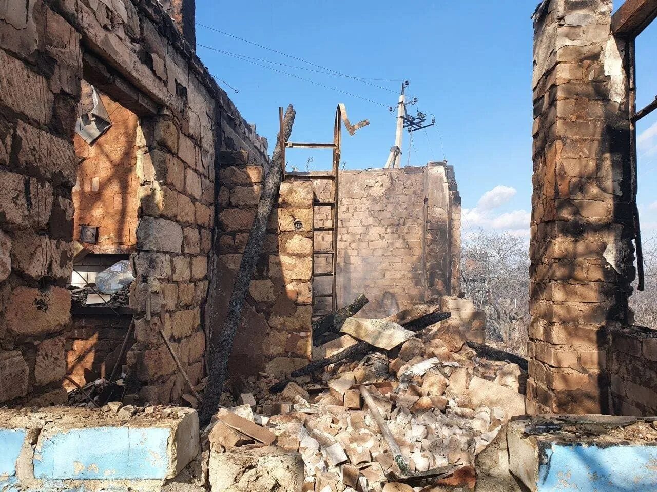 Донбасс жители разрушенный дом. Разрушенная территория Донбасса. Днр мирные жители