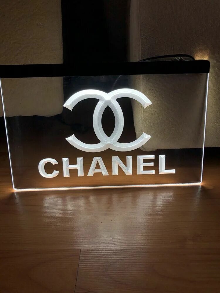 Шанель вывеска. Chanel вывеска с подсветкой. Вывеска магазин Шанель. Шанель рекламная вывеска.