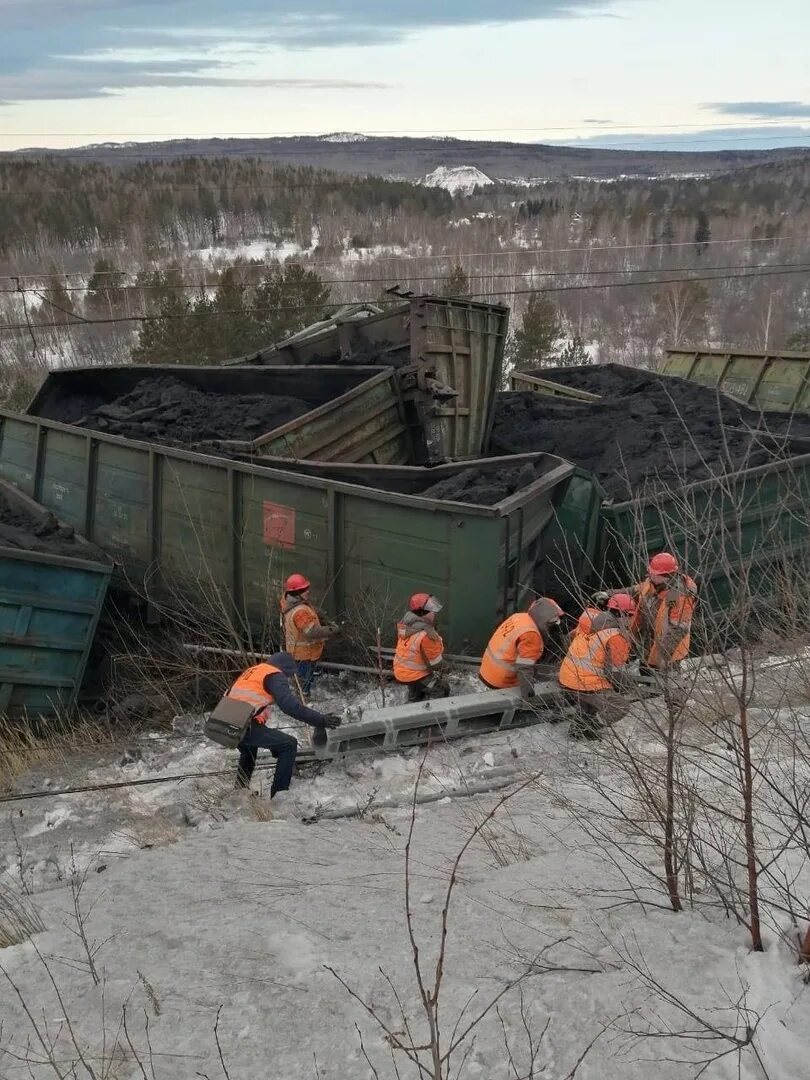 Сход вагонов Сыростан хребет. Сход вагонов на ЮУЖД. ЖД авария Сыростан хребет. Бердяуш сход вагонов. Сход вагонов на жд сегодня