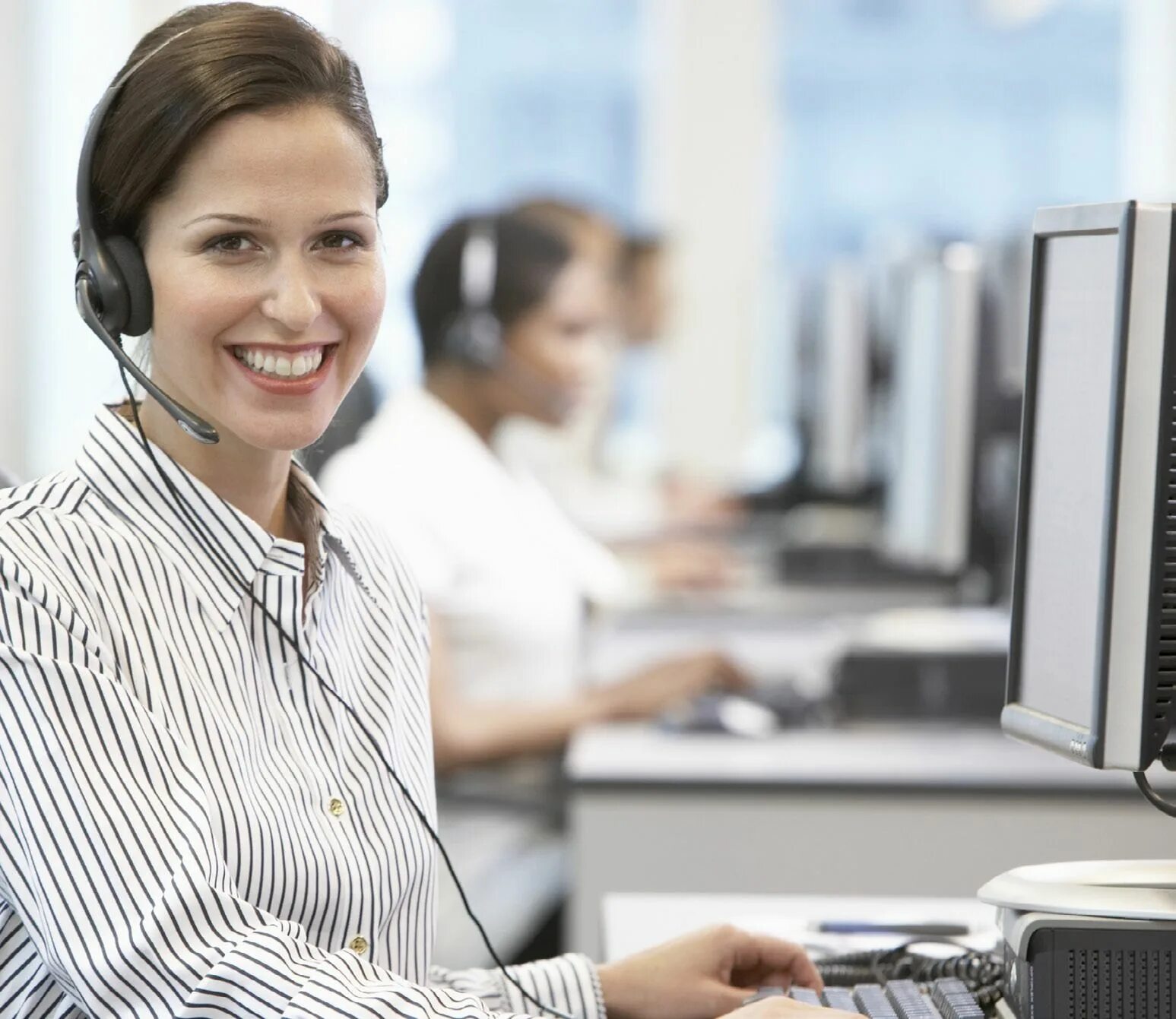 Оператор call центра. Оператор информационных услуг. Колл центр. Систмныйадминистратор. Сетевое и системное администрирование.