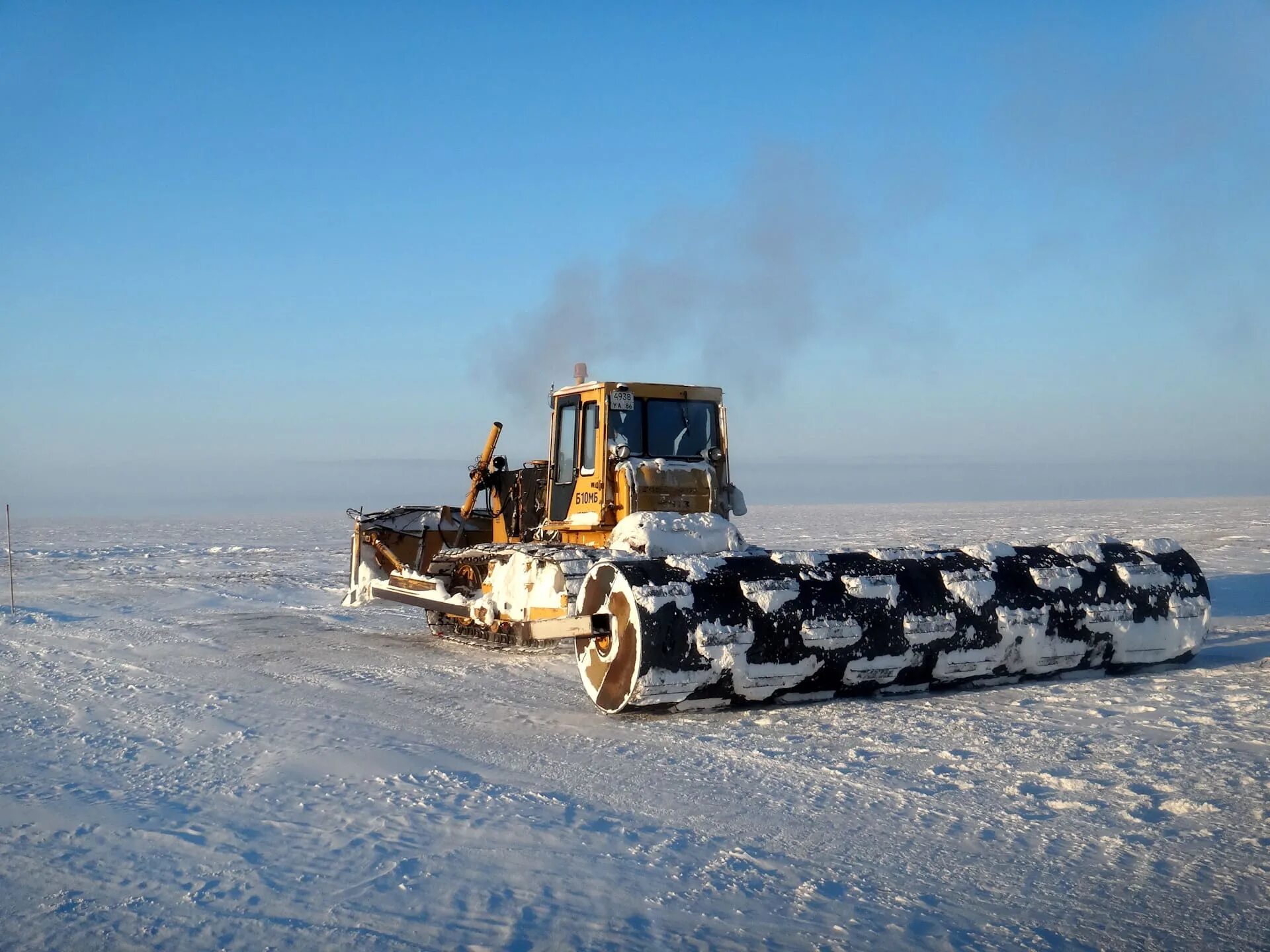 Машина для строительства зимников МСТ-0282. Трактор т 100 в тундре. Зимники Якутии 2022. Бульдозер на зимнике.