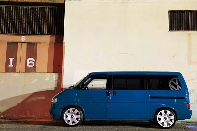 Volkswagen t4. VW t4 stance. Фольксваген транспортёр т4 стенс. Volkswagen t4 двухцветный.