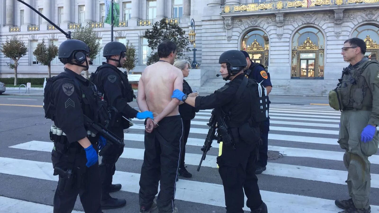 Сдается полиции. Полиция сан франциско. противостояние полиции. сдаться полиции. полицейский сдается.