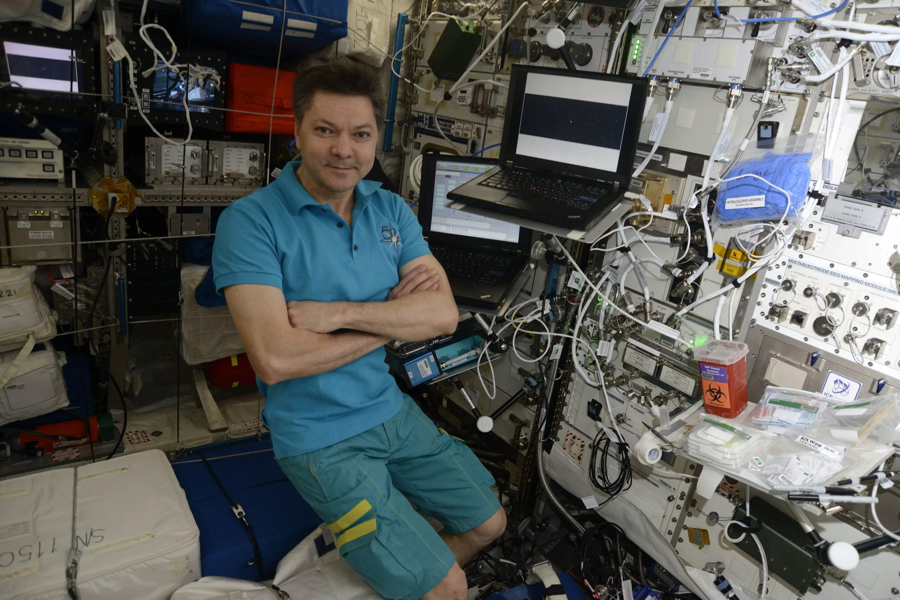 Растения на мкс. Космонавт в космосе. Эксперименты на мкс. Какие научные исследования проводят космонавты. Космонавт исследователь.