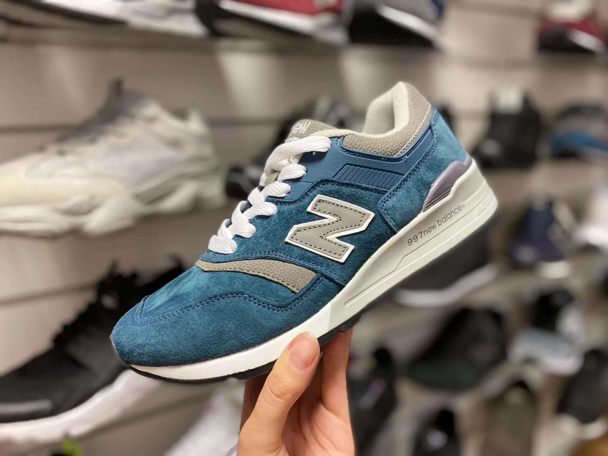 Room78. Нью баланс 997 синие. Кроссовки New Balance 997 синие. New Balance замшевые кроссовки 997. Кроссовки New Balance шоу рум.