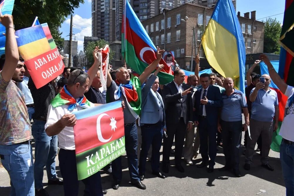 Азербайджан против россии. Азербайджанцы митинг. Протесты в Азербайджане. Азербайджанцы в Армении митинг.
