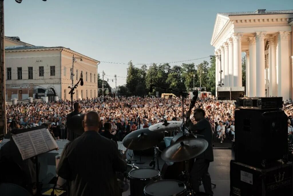 Концерт тверь. Московский джазовый оркестр под управлением игоря бутмана. Концерт тверь. Фонтан на соборной площади тверь. Майский концерт афиша.