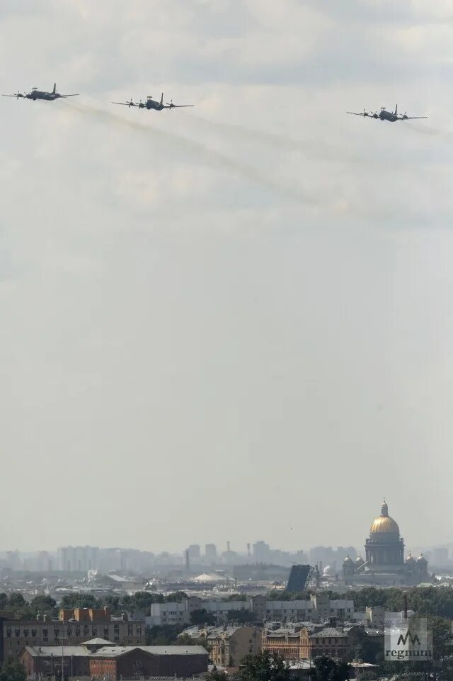 Нло над питером вчера. Москва мурманск как летит самолет. Истребители над питером. Истребители над питером. Самолеты над питером сегодня.