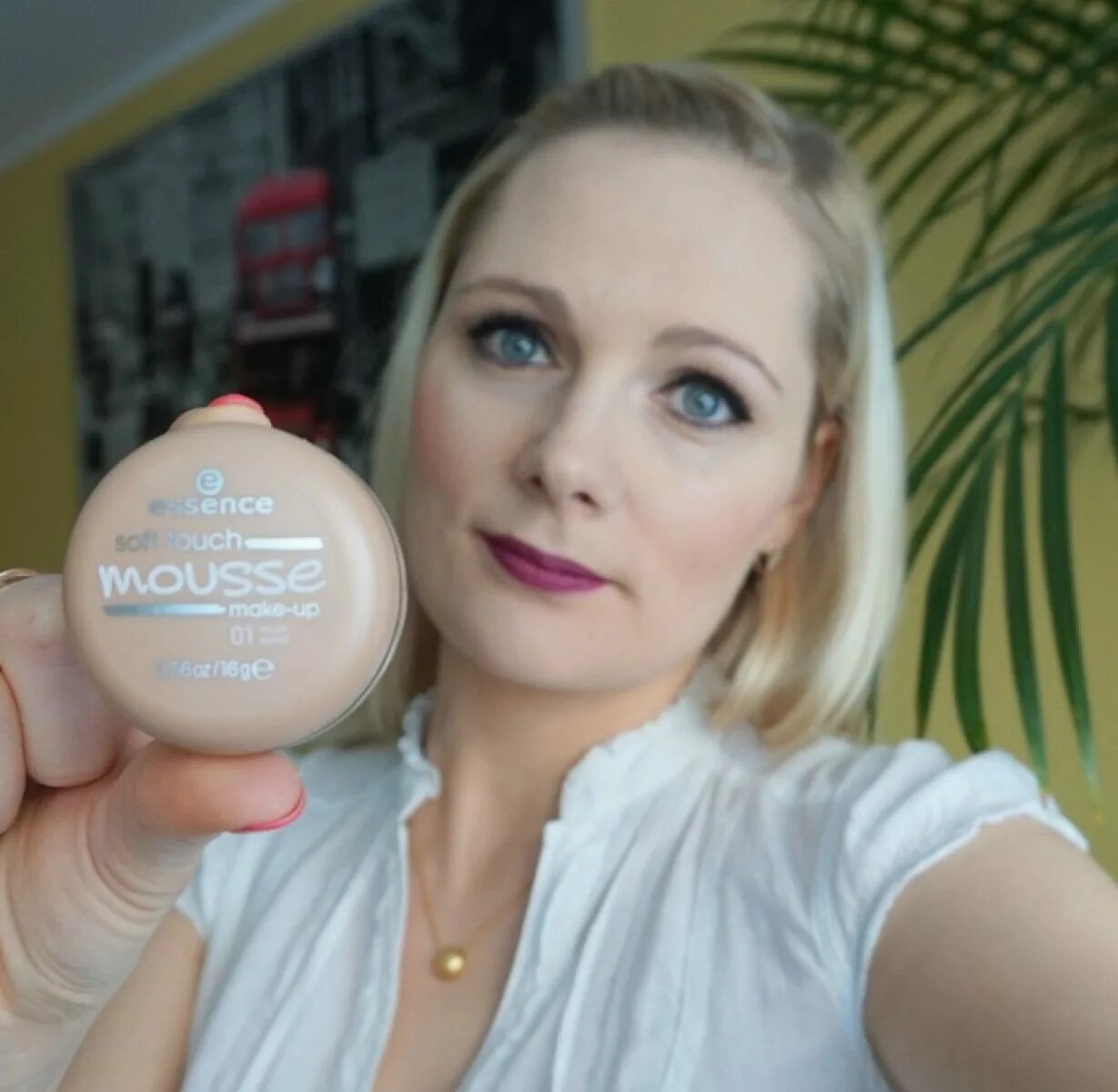 Make sense мусс. Essence soft touch mousse 01. essence soft touch mousse make-up. эссенс мусс тональный. essence soft touch mousse свотчи.