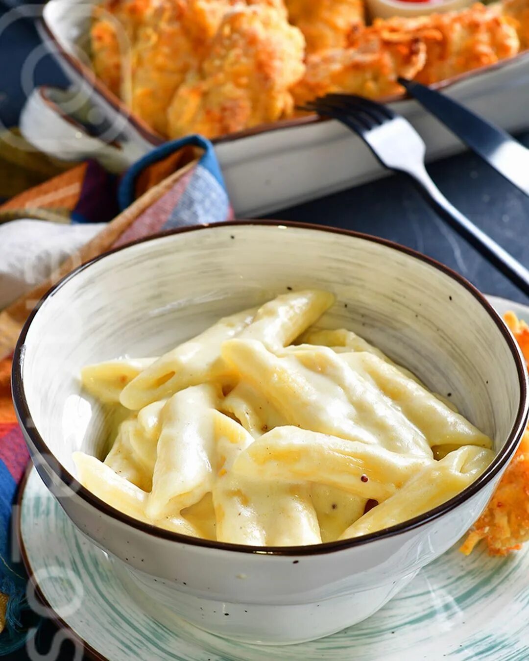 Сливочный сыр с макаронами рецепт. Паста пенне. макарошки пенне. макароны с сырным соусом. паста с сырным соусом.