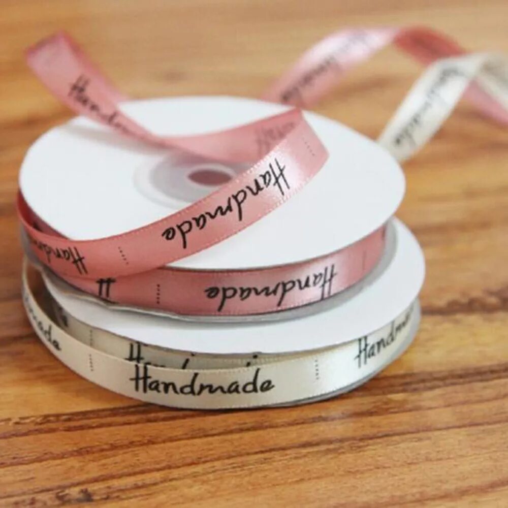 Лента хенд мейд. Атласная лента с надписью. Ленты для хендмейда. Порезанный шелк. Лента атласная с надписью ручная.