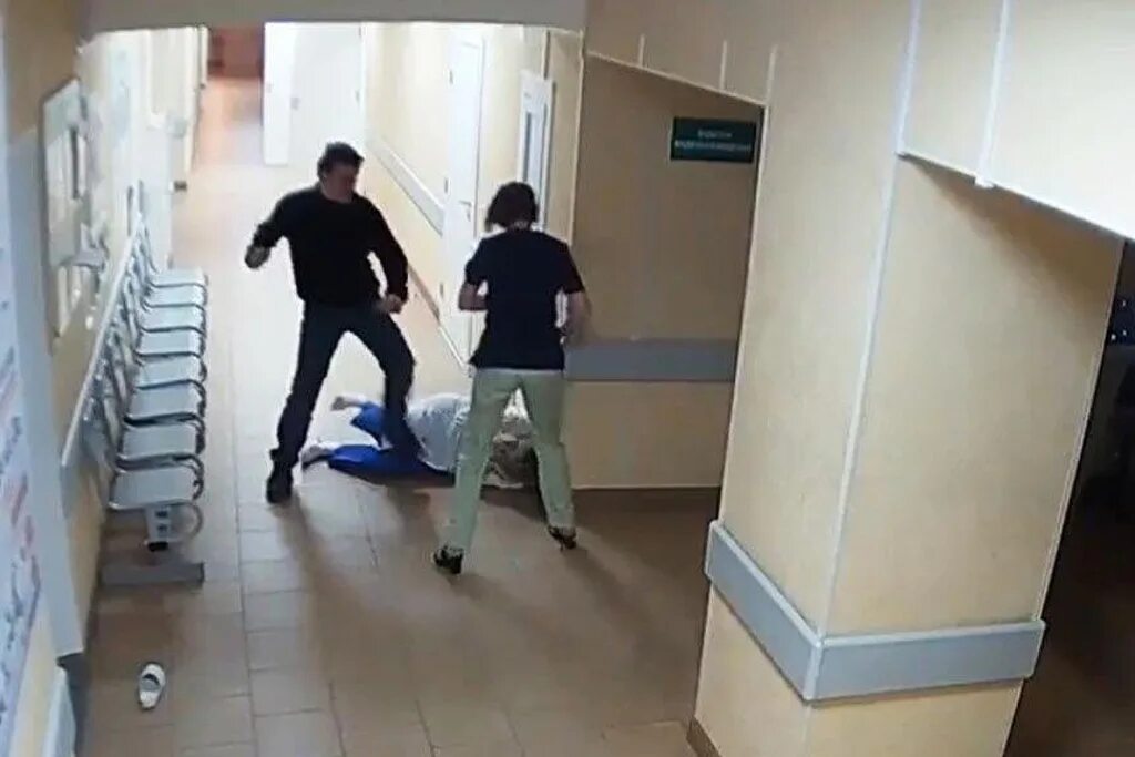 пациенты бьют врачей