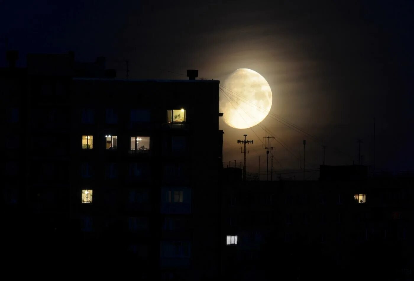 Вечер через 10. Луна над домами. Луна над городом. Дом на Луне. Луна в окне.