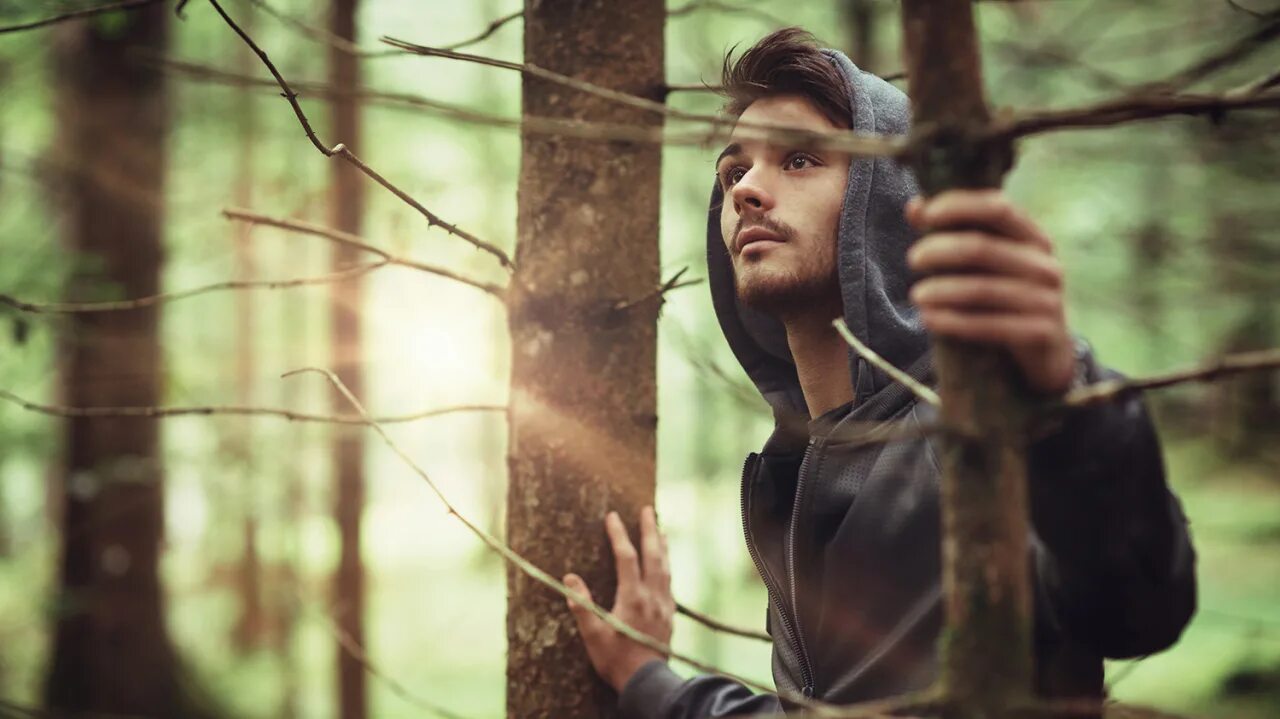 Человек в лесу выживание. Мик додж отшельник. Парень живший в лесу. Жизнь в лесу отшельники. Данила ткаченко фотограф отшельники.