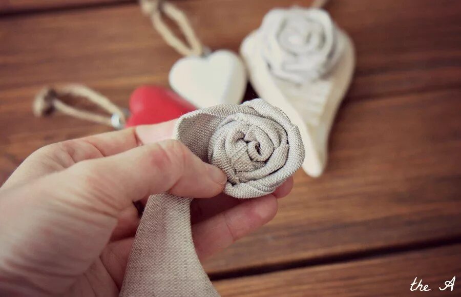 Мк хлопка. Розочки из ткани. Цветок из полоски ткани. Крученые розы из ткани. Цветы из скрученной ткани.