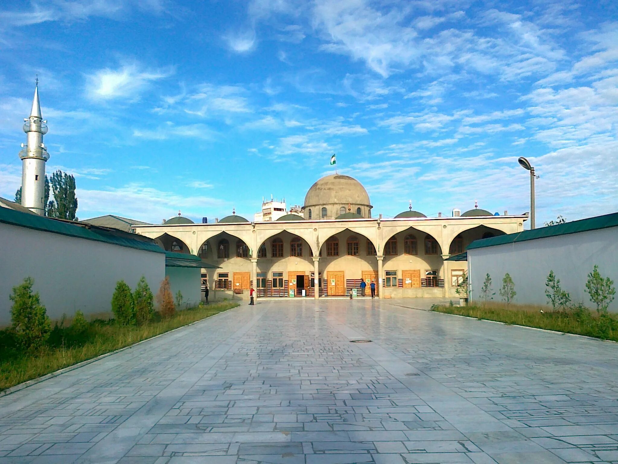 Фото мечите. Джума мечеть Буйнакск. Центральная мечеть Буйнакска. Мечеть город Буйнакск Центральная мечеть. Центральная Джума-мечеть Дагестан.