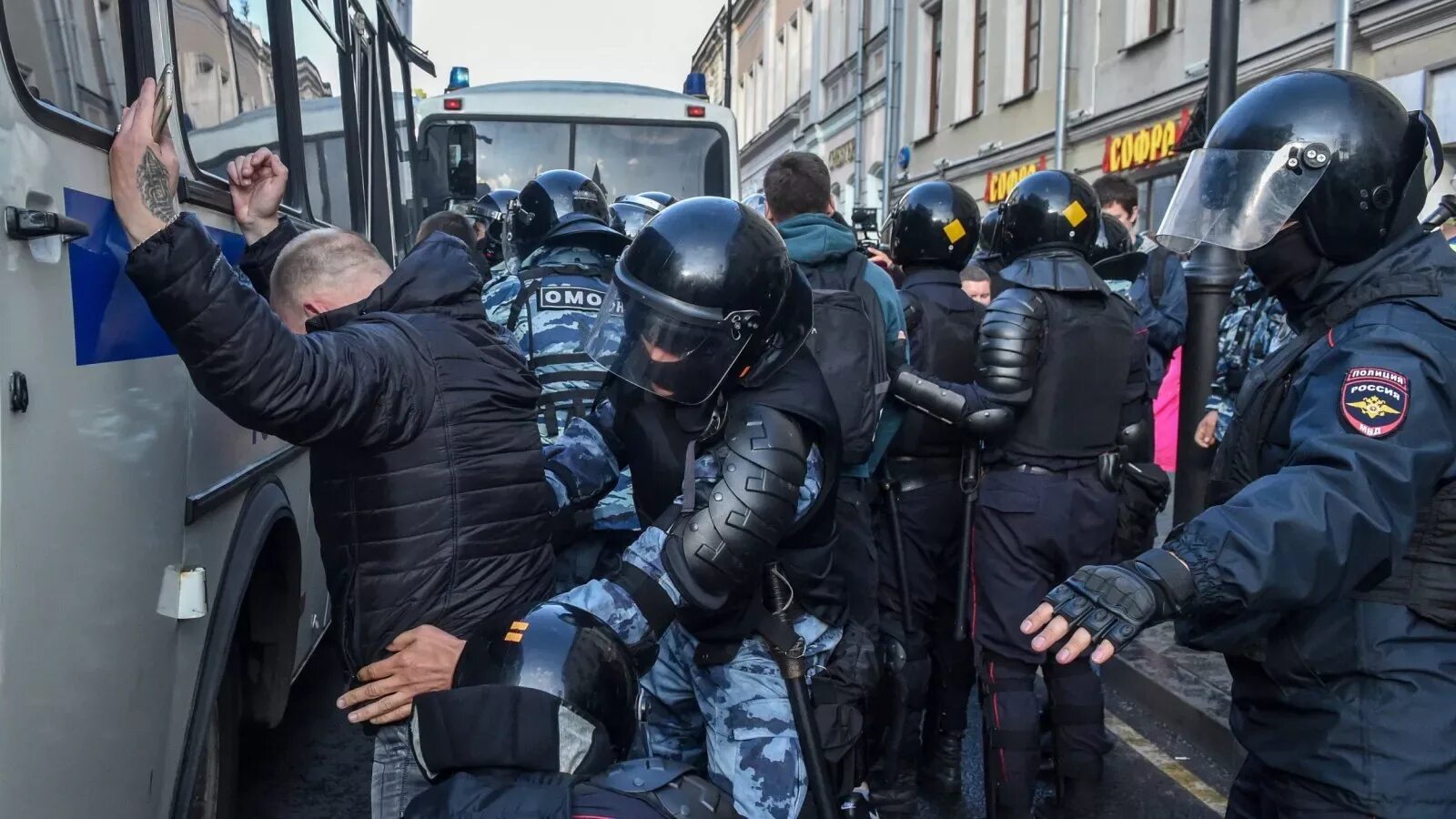 Предупреждение и пресечение массовых беспорядков