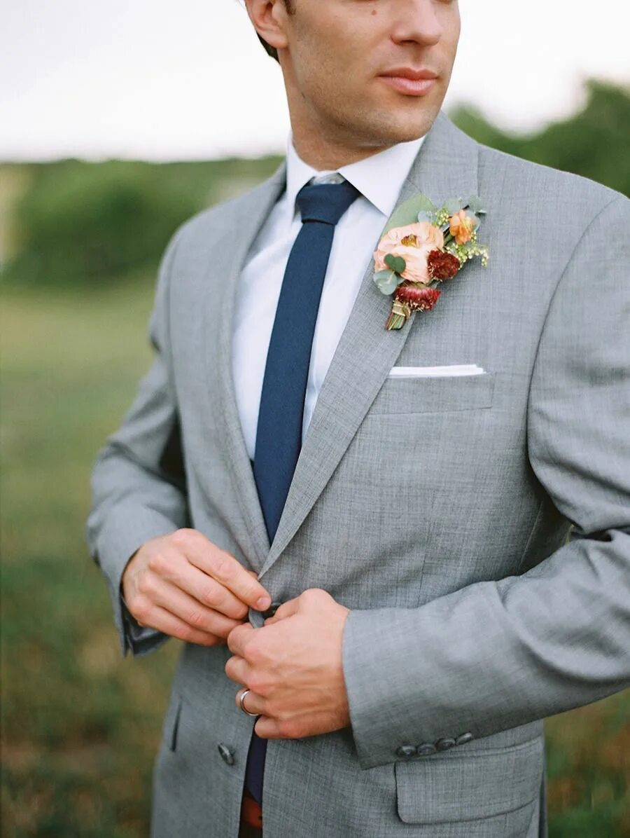 Жених в сером костюме. Серый костюм на свадьбу. Свадебный наряд жениха серый. Серый костюм на свадьбу для жениха. Вид жениха