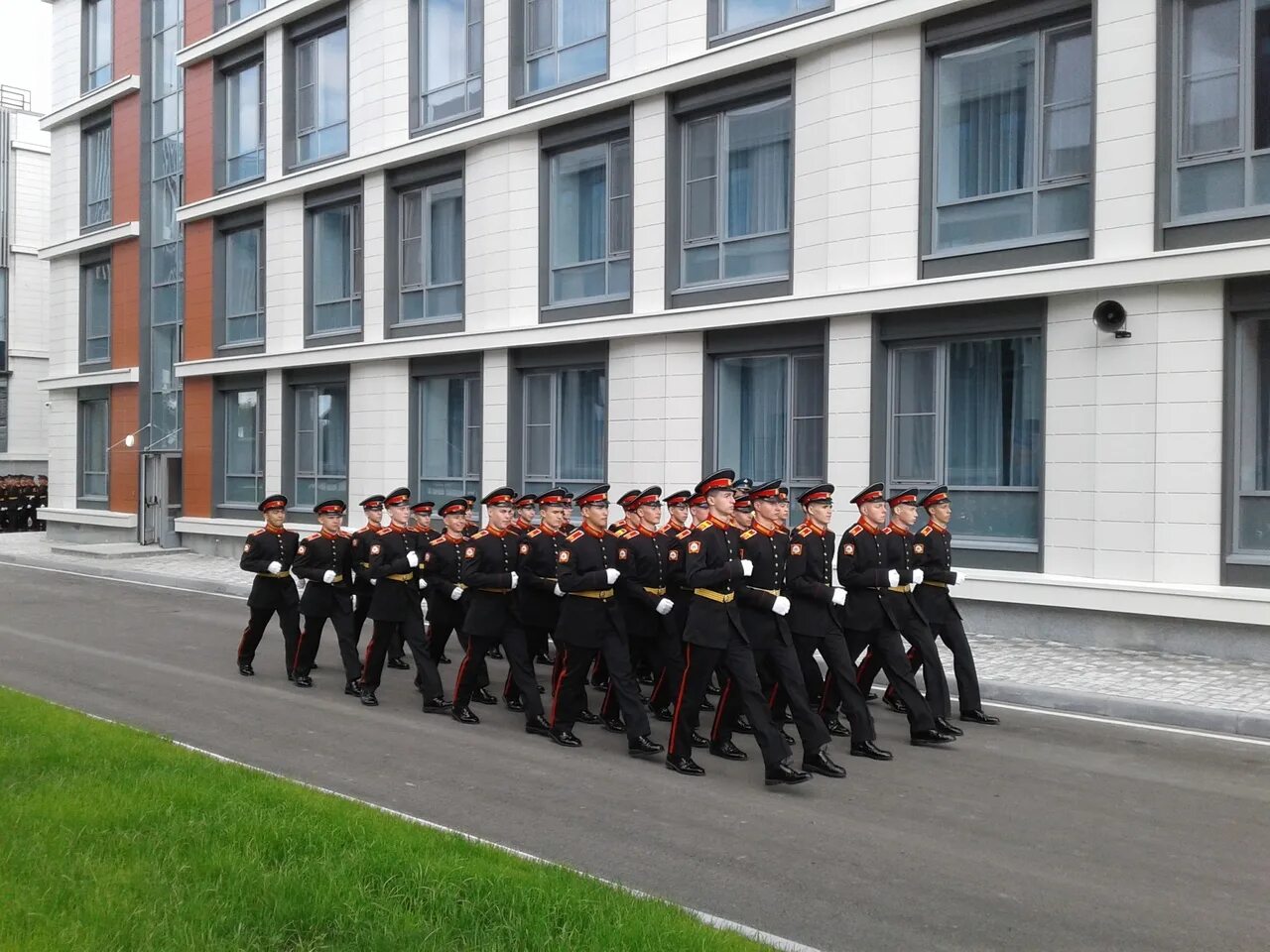 Владимир Корбут поздравил курсантов и руководителей Омского кадетского военного 