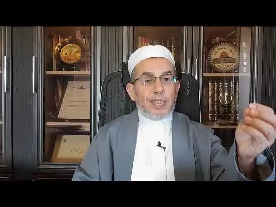 Может ли православный поцеловать коран. Коран vs библия. Может ли православный поцеловать коран. Человек с кораном. Может ли православный поцеловать коран.