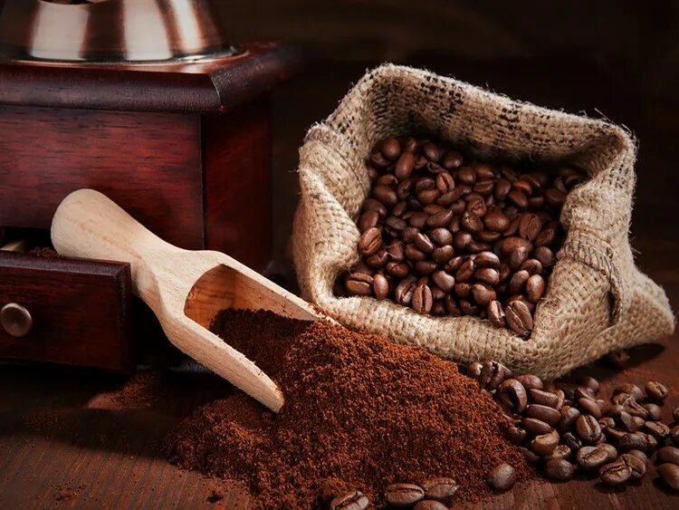 Молет кофе или мелет кофе. Кофе молотый фон. мешок молотого кофе. кофе молотый espresso ground coffee. реклама свежемолотого кофе.