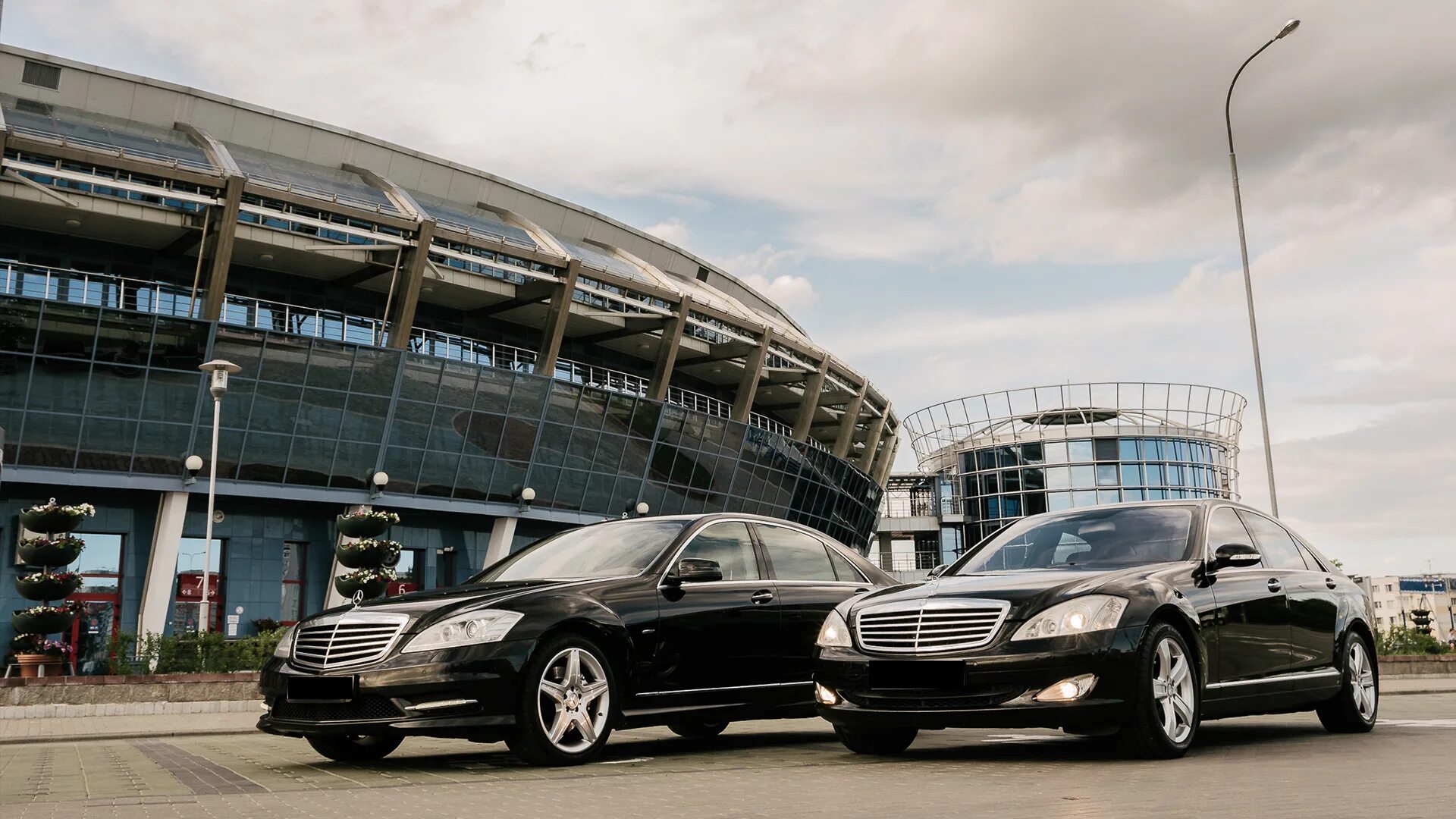 Авто бизнес класса на берегу. Авто в аренду минск. Mercedes-benz w221. Баварское такси. Мерседес 221 2008 белый.