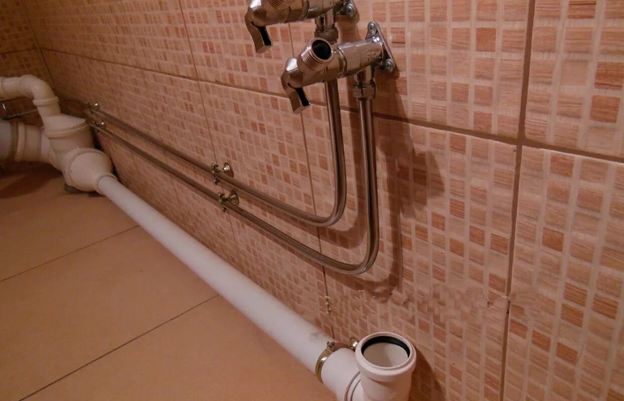 Трубы горячей и холодной воды в квартире. Водопроводные трубы в ванной. Пластиковый водопровод в ванной. Канализационные трубы в ванной. Наружные трубы в ванной.