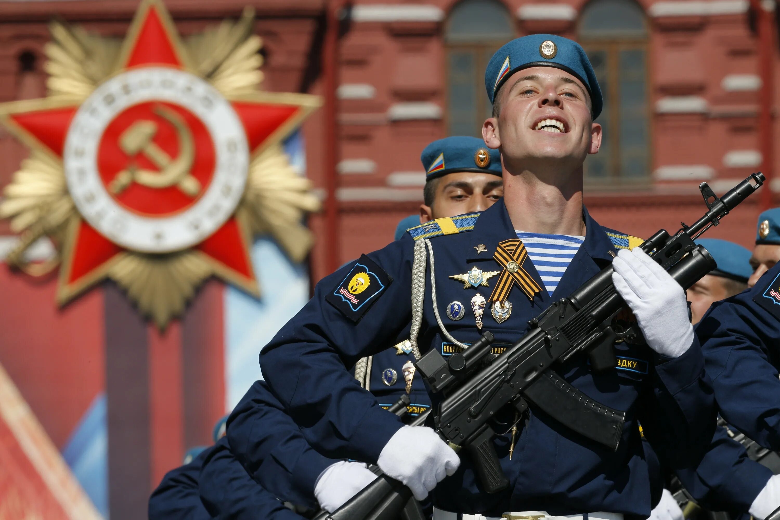 Российский солдат защитник родины. Современная армия. Солдаты России. Солдаты на параде. Современная армия России.