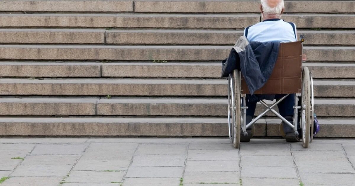 Право в жизни инвалидов. Барьеры для инвалидов. Физические барьеры для инвалидов. Проблемы инвалидов. Коляска для пенсионеров.