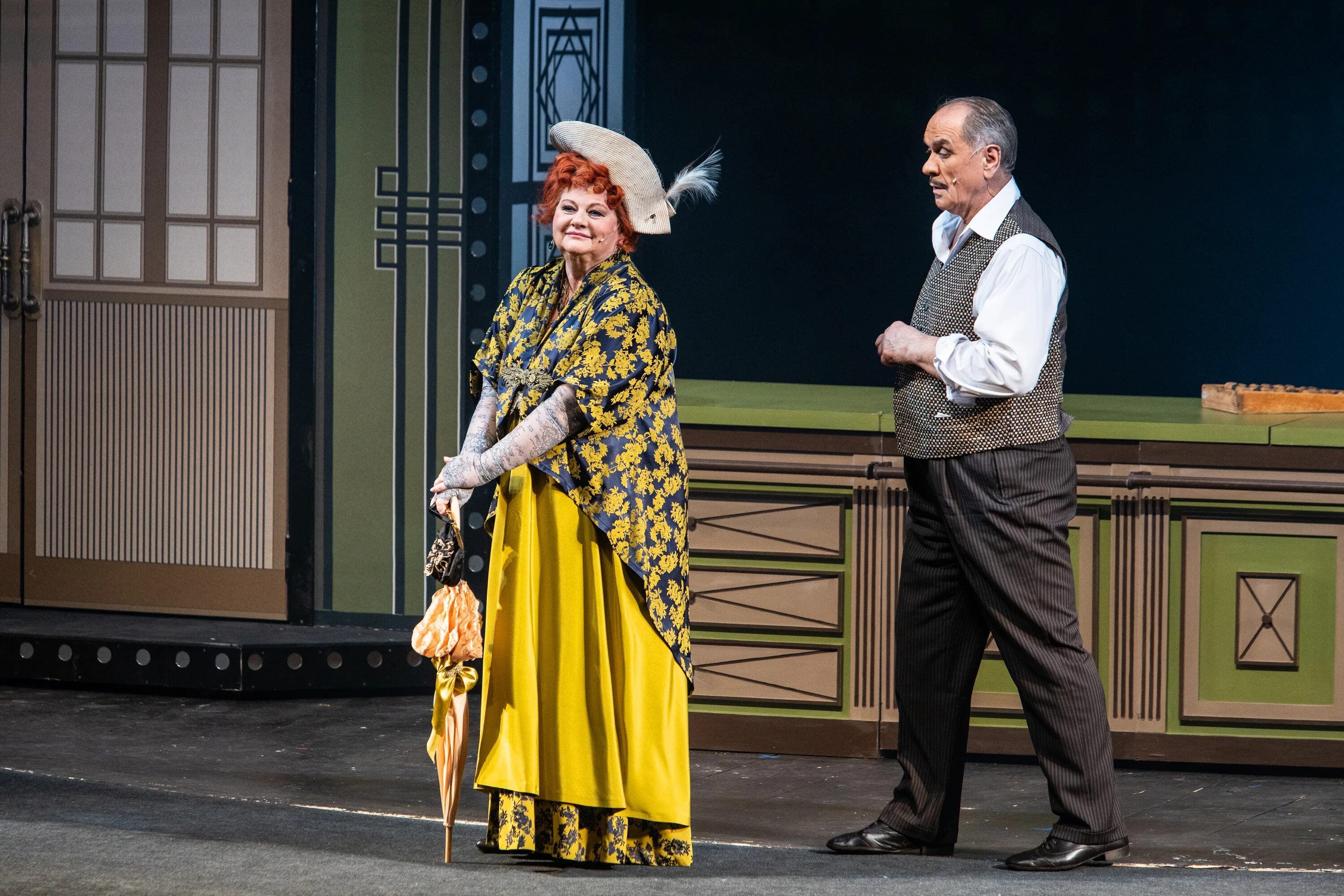 поза эмигранта спектакль. п. чехова мама. спектакль 18 москва. маяковского.