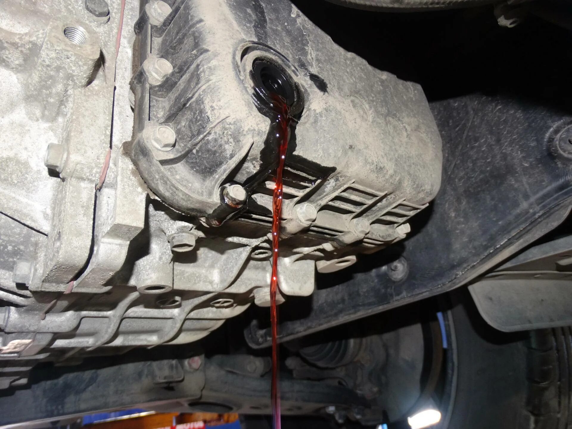 Замена масла в акпп. Hyundai tucson 2008 сливная пробка акпп. Поменять в автомате масло самому. Замена масла в акпп. Поменять в автомате масло самому.