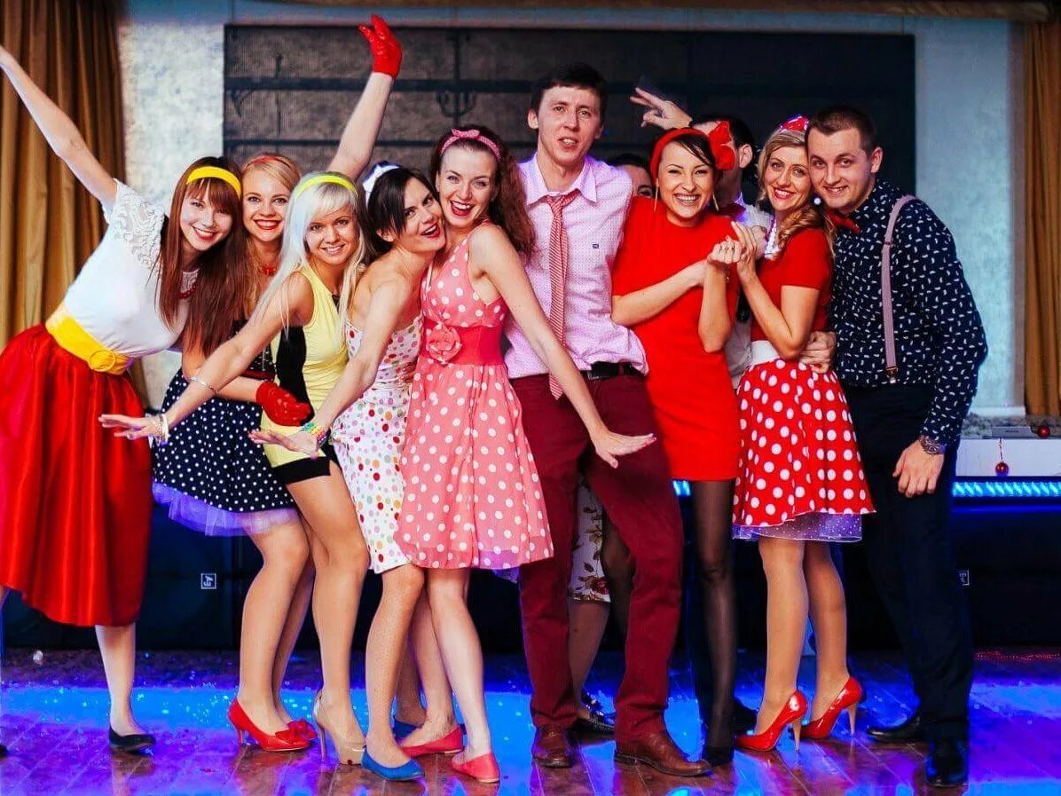 Образ на вечеринку. Можно одеться на вечеринку. Нина добрев хэллоуин фото. Стиляги вечеринка. Стилизованная вечеринка.