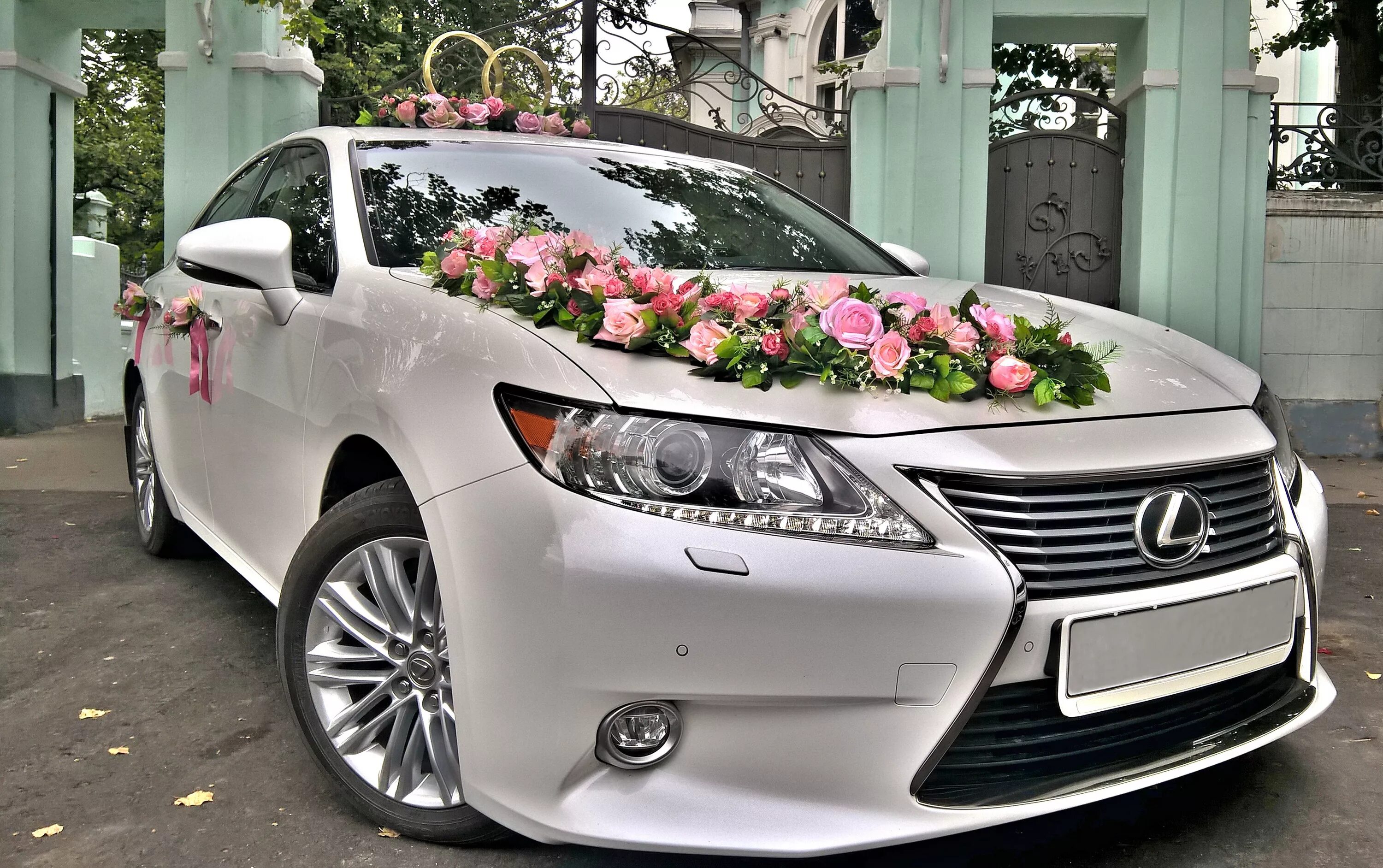 Машина будет свадьба. Lexus es250 черный свадебный. Свадебная машина. Украшение авто на свадьбу. Украшение свадебного кортежа.