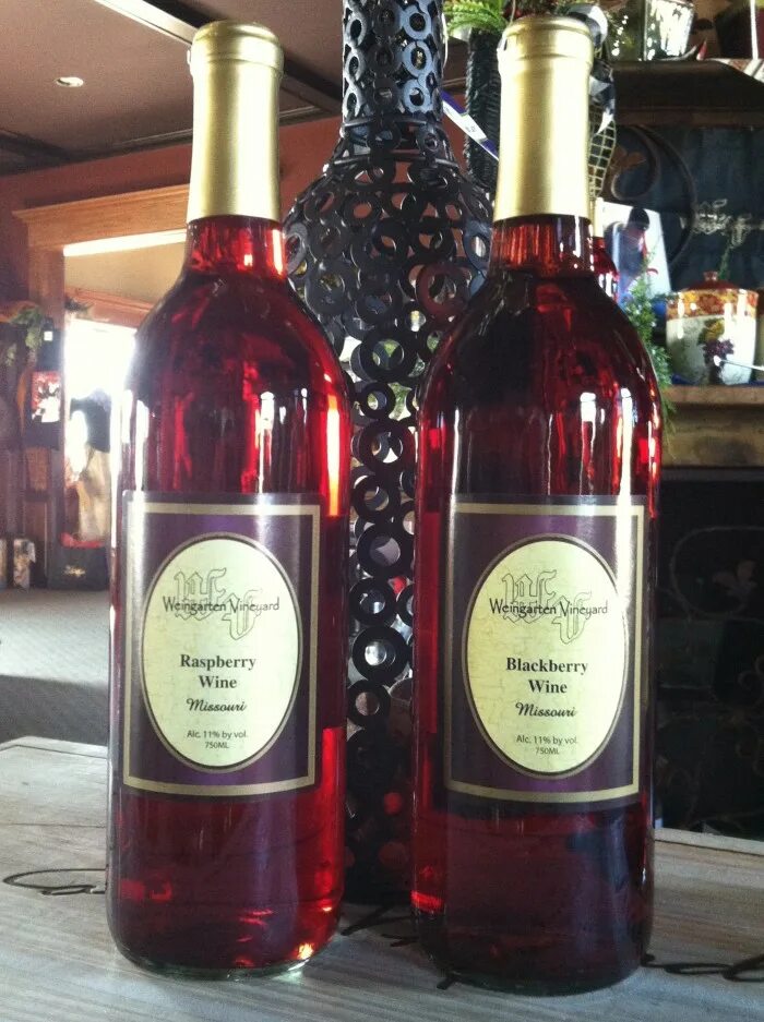 Raspberry wine цвет. Вино с малиной. Blackberry wine вино. Распберри вайн. Белорусское вино.