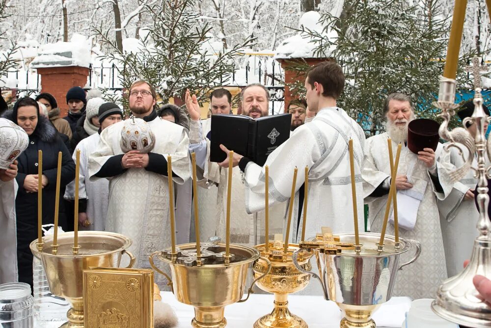 Освятить воду в домашних. Малое водосвятие. Освящение воды крестом. Чин Великого освящения воды. Служба в Германовском храме на Крещенский сочельник, водоосвящение.