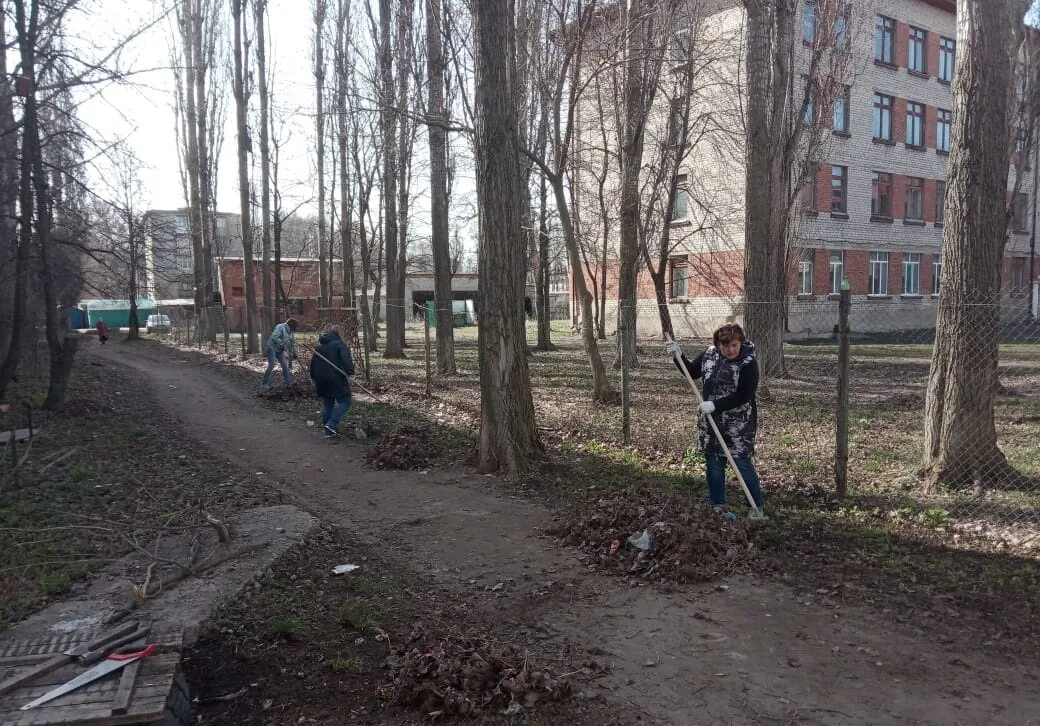 Управляющая компания мичуринский. Мичуринская 213 б тамбов на карте. Фотографии субботника в городе мичуринске в городской больнице. Уборка двора. Ук юнисервис.