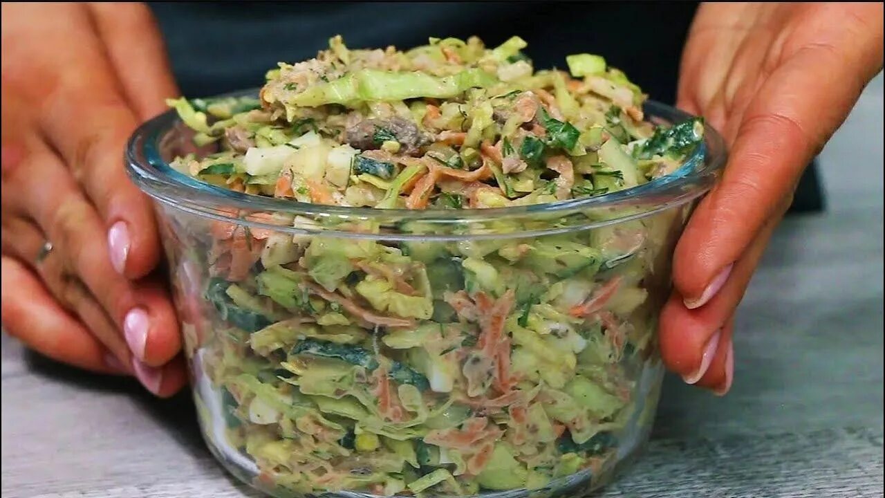 Вкусный салат с капустой свежей. Салат из белокочанной капусты и огурца. Салат из белокочанной капусты с мясом рецепт с фото. Вкусный салат с капустой свежей. Вкусный салат с капустой свежей.