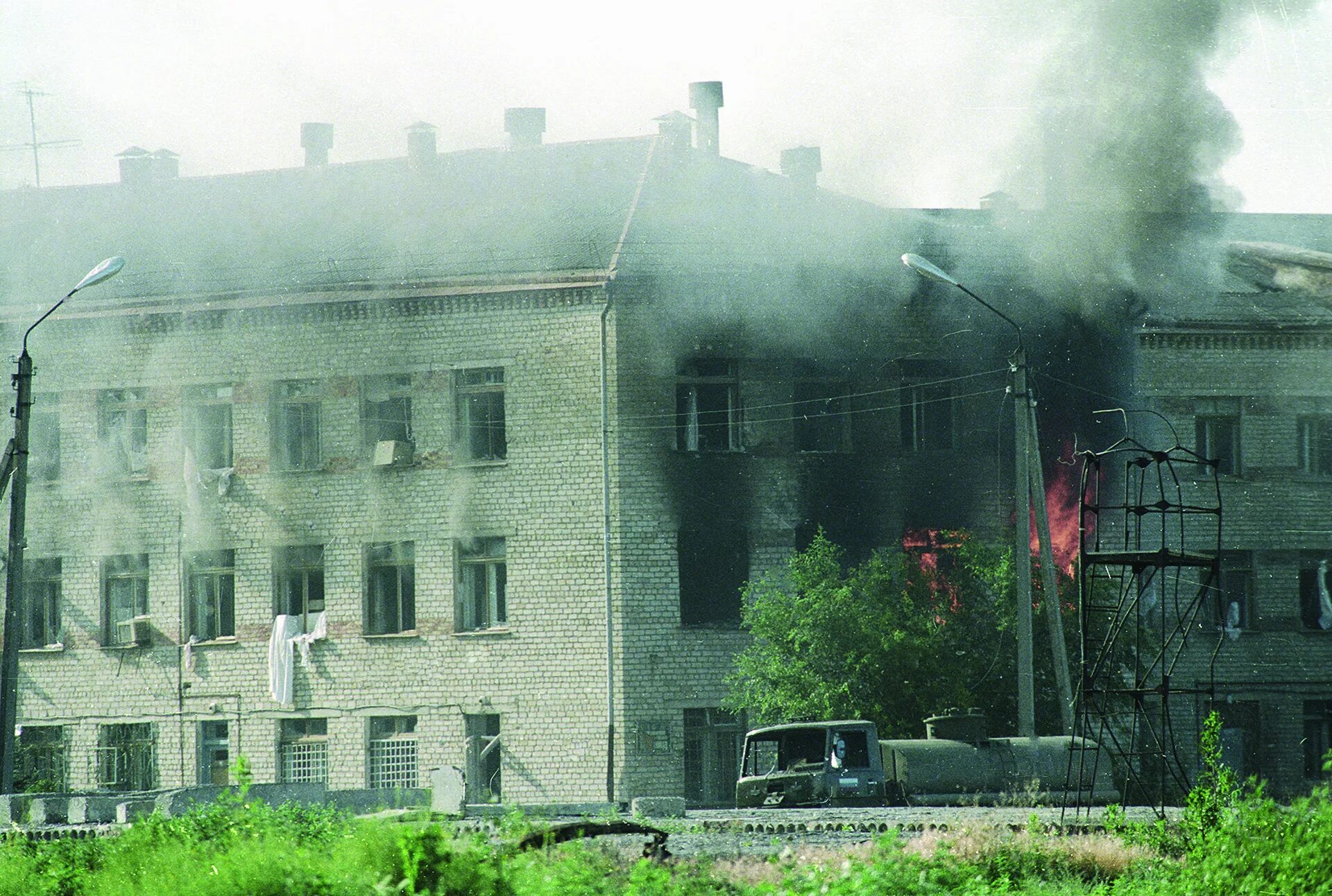 Нападения на дома. Штурм больницы в Буденновске 1995. Буденновск 14 июня 1995 года. Штурм больницы в Буденновске.