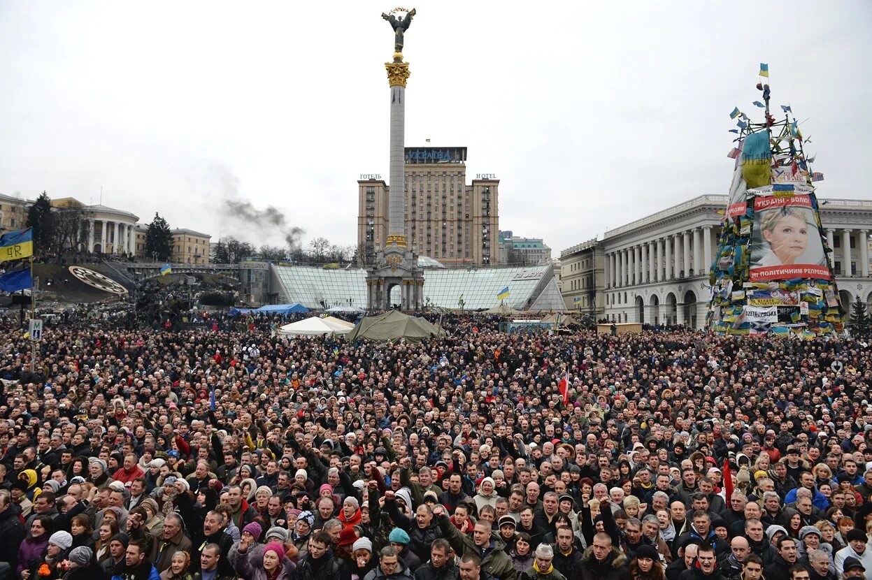 Киев площадь независимости Евромайдан. Майдан Украина 2014 площадь. Киев 2013 Майдан. Евромайдан в Киеве 2013-2014. Майдан стоит