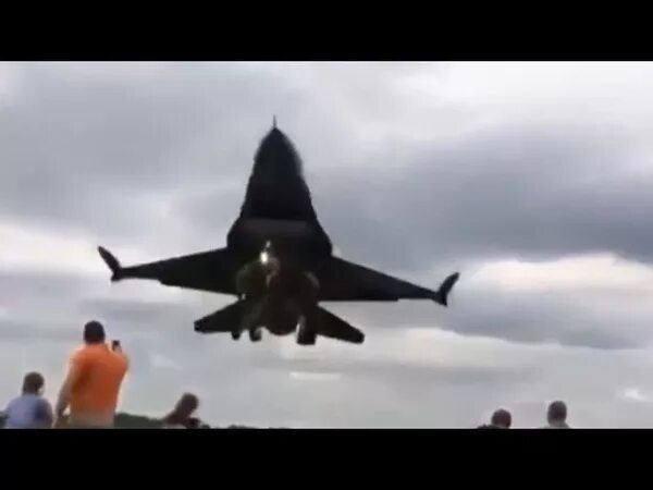 Самолёт танцует и поет. Самолет машет крыльями прикол. Самолет танцует. Самолет танцует. Работники аэропорта на взлетной полосе.