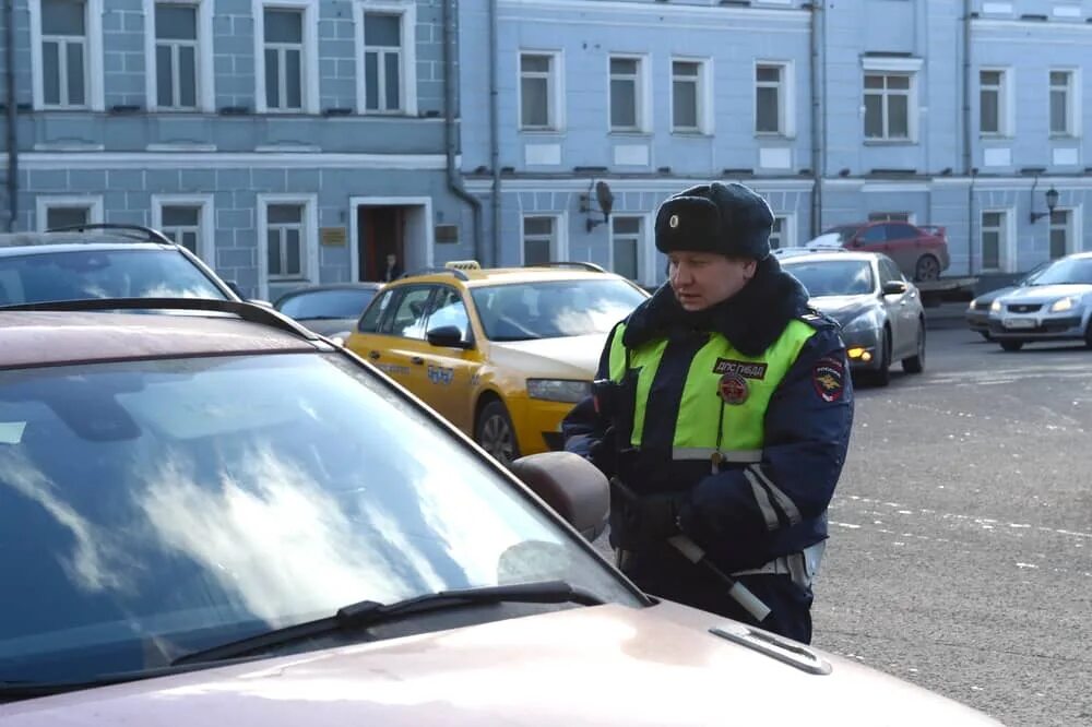 Амнистия штрафа. Сотрудник ДПС. Дорожно-патрульная служба ДПС. Автомобиль ДПС. Нарушители ПДД.