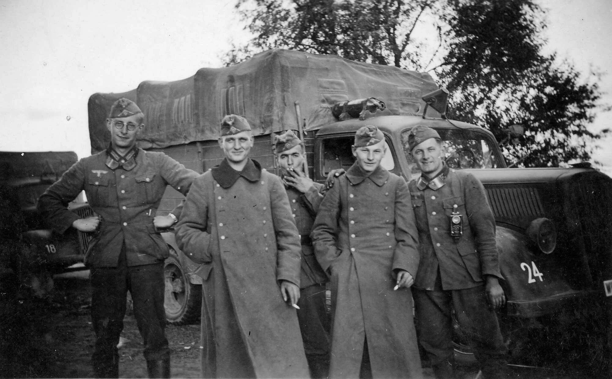 Вермахт польша. Солдаты вермахта в польше 1939 год фото. фото солдат вермахта в 1939. группа немецких солдат. группа немецких солдат в германии.