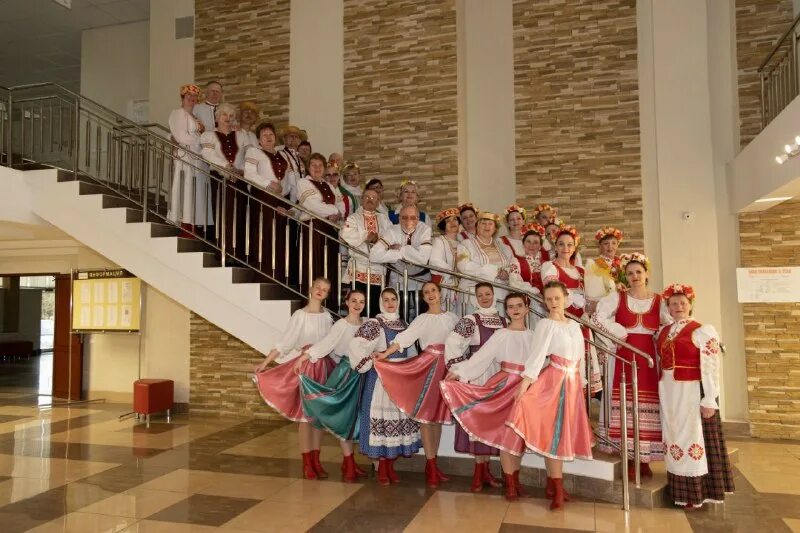 Люди в кругу держатся за руки. Круг моих друзей. В кругу друзей 2023. Круги друг в друге. Человек в круге.