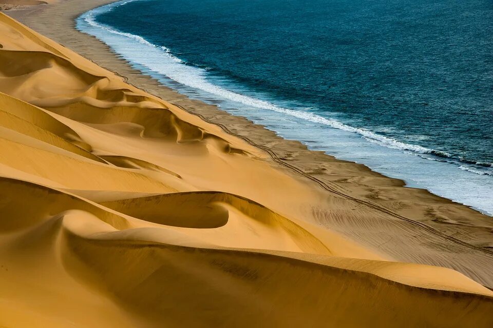 Приокеаническая пустыня. Пустыня Намиб дюны. Песчаные дюны Намибии. Пустыня Намиб песчаные слjны. Барханы пустыни Намиб.
