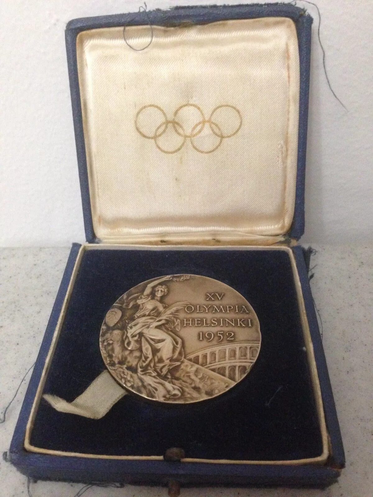Сколько весит олимпийская. Золотая Олимпийская медаль. Золотой медали 1912. Олимпийская медаль 2028.
