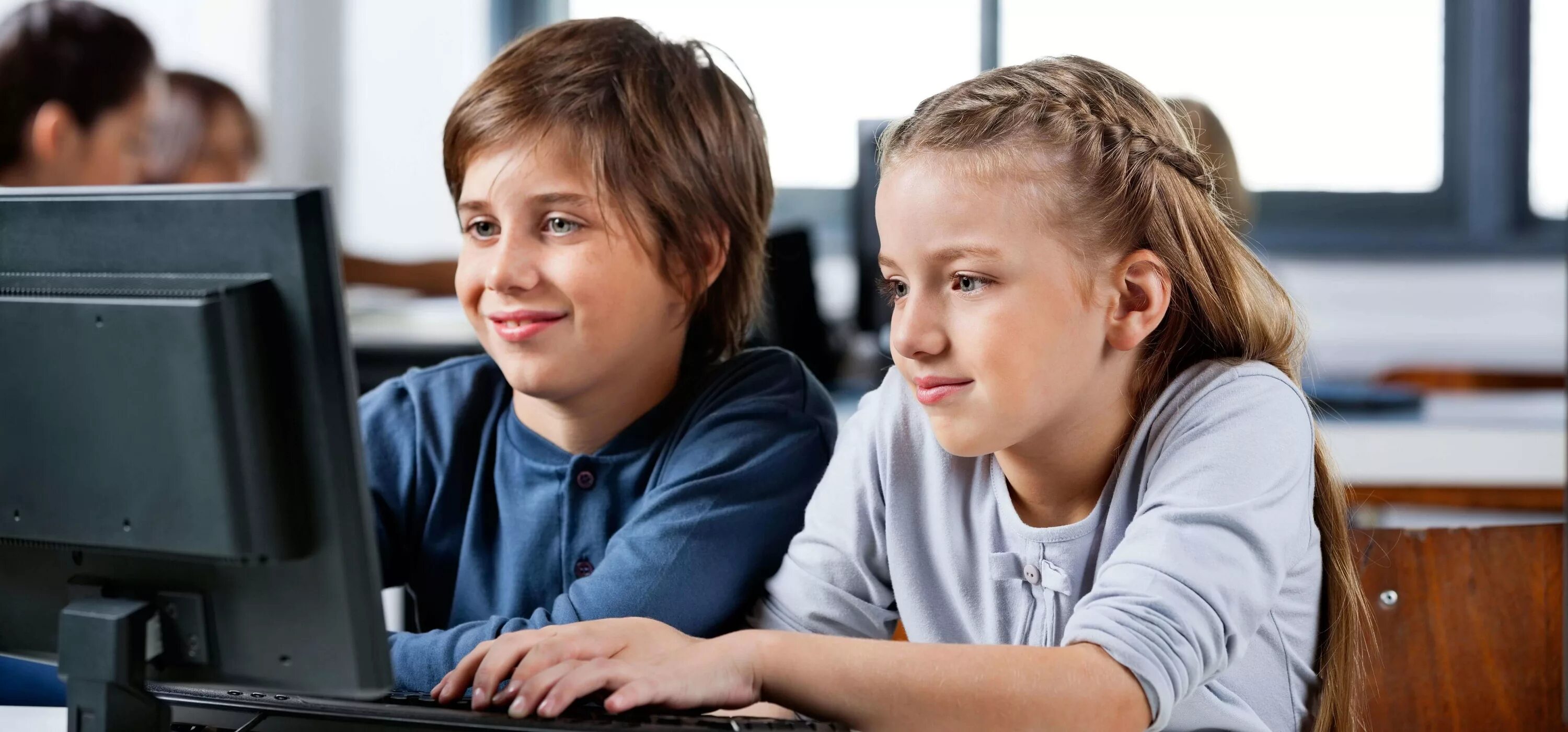 Компьютер для детей. Ученик за компьютером. Компьютер для школьника. Подросток за компьютером.
