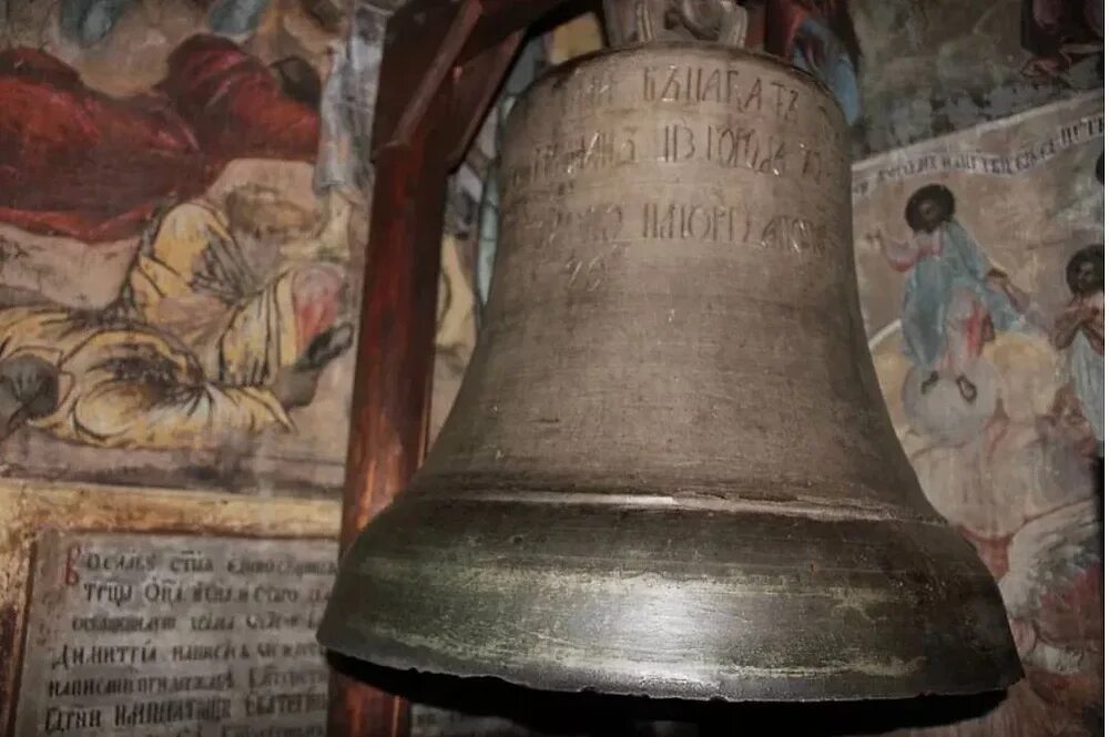 Угличский ссыльный колокол. Набатный колокол углича. Почему колокол из храма в угличе оказался. Угличский набатный колокол. Угличский набатный ссыльный колокол.