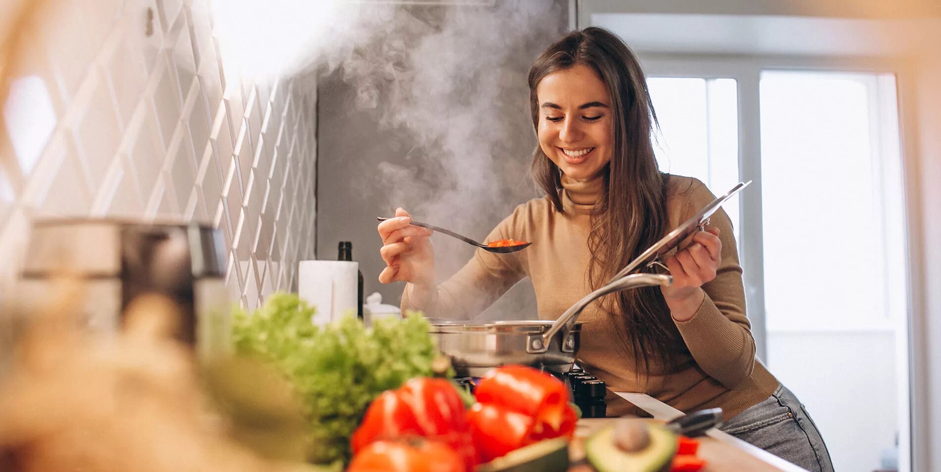 Женщина на кухне. Готовка на кухне. Женщина готовит еду. Фотосессия на кухне готовка.