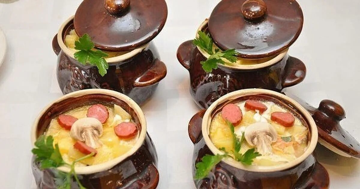горшочки с охотничьими колбасками. картошечка с охотничьими колбасками в горшочках. картошечка с охотничьими колбасками в горшочках. охотничьи колбаски в горшочке. горшочки с охотничьими колбасками.